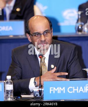 Bildnummer: 53595107 Datum: 12.11.2009 Copyright: imago/Xinhua (091112) -- SINGAPORE, 12 novembre 2009 (Xinhua) -- il ministro delle finanze di Singapore Tharman Shanmugaratnam partecipa alla conferenza stampa dopo la riunione dei ministri delle finanze, a Singapore, 12 novembre 2009. I ministri delle finanze di 21 membri della cooperazione economica Asia-Pacifico (APEC) hanno concluso qui il loro incontro di due giorni giovedì con l'impegno congiunto di sostenere la debole ripresa e correggere i vizi fondamentali per ottenere una crescita sostenibile.(Xinhua/Wong Pun Keung)(Aceria) (4)SINGAPORE-APEC-THARMAN SHANMUGARATNAM-NEWS CONFERENC Foto Stock