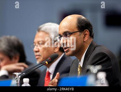 Bildnummer: 53595106  Datum: 12.11.2009  Copyright: imago/Xinhua (091112) -- SINGAPORE, Nov. 12, 2009 (Xinhua) -- Singapore s Finance Minister Tharman Shanmugaratnam (1st R) attends the news conference after the finance ministers meeting, in Singapore, Nov. 12, 2009. Finance ministers from 21 members of the Asia-Pacific Economic Cooperation (APEC) concluded their two-day meeting Thursday here with joint commitment to support the weak recovery and to correct the fundamental vices in order to obtain a sustainable growth. (Xinhua/Xu Jinquan)(axy) (1)SINGAPORE-APEC-THARMAN SHANMUGARATNAM-NEWS CONF Stock Photo