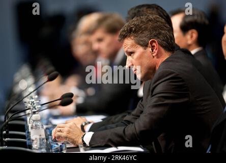 Bildnummer: 53595103  Datum: 12.11.2009  Copyright: imago/Xinhua (091112) -- SINGAPORE, Nov. 12, 2009 (Xinhua) -- U.S. Treasury Secretary Timothy Geithner attends the news conference after the finance ministers meeting, in Singapore, Nov. 12, 2009. Finance ministers from 21 members of the Asia-Pacific Economic Cooperation (APEC) concluded their two-day meeting Thursday here with joint commitment to support the weak recovery and to correct the fundamental vices in order to obtain a sustainable growth. (Xinhua/Xu Jinquan)(axy) (2)SINGAPORE-APEC-TIMOTHY GEITHNER-NEWS CONFERENCE PUBLICATIONxNOTxIN Stock Photo