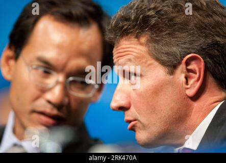 Bildnummer: 53595102  Datum: 12.11.2009  Copyright: imago/Xinhua (091112) -- SINGAPORE, Nov. 12, 2009 (Xinhua) -- U.S. Treasury Secretary Timothy Geithner (R) talks with Thailand Finance Minister Korn Chatikavanji at the news conference after the finance ministers meeting, in Singapore, Nov. 12, 2009. Finance ministers from 21 members of the Asia-Pacific Economic Cooperation (APEC) concluded their two-day meeting Thursday here with joint commitment to support the weak recovery and to correct the fundamental vices in order to obtain a sustainable growth. (Xinhua/Xu Jinquan)(axy) (4)SINGAPORE-AP Stock Photo