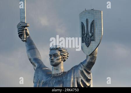 Kiev, Ucraina. 23 agosto 2023. Lo stemma dell'Ucraina sullo scudo del Monumento della Patria è svelato a Kiev. Oggi, l'Ucraina celebra il suo 32 ° giorno dell'indipendenza. In precedenza, lo stemma dell'URSS era stato posto sullo scudo, ma nelle condizioni della guerra tra Russia e Ucraina, fu presa la decisione di decomunizzarlo e sostituirlo con lo stemma dell'Ucraina "Tridente". Credito: SOPA Images Limited/Alamy Live News Foto Stock