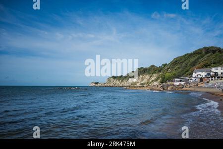 Una vista pittoresca di Steephill Cove sull'Isola di Wight, caratterizzata dalla spiaggia e dalla sua costa rocciosa Foto Stock