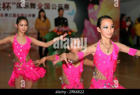 Bildnummer: 53598966 Datum: 14.11.2009 Copyright: imago/Xinhua (091114)--PECHINO, 14 novembre 2009 (Xinhua) -- i concorrenti adolescenti si esibiscono al National Contest of Ballroom Dancing tenutosi a Pechino, Cina, 14 novembre 2009. Oltre 400 bambini provenienti da città di tutta la Cina hanno partecipato al concorso e hanno mostrato le loro abilità di danza il sabato. (Xinhua/Bu Xiangdong) (zsc) (2)CHINA-BEIJING-BALLROOM DANCING CONTEST (CN) PUBLICATIONxNOTxINxCHN Tanz Tanzwettbewerb kbdig xkg 2009 quer o0 kind Bildnummer 53598966 Date 14 11 2009 Copyright Imago XINHUA Pechino Nov 14 2009 XINHUA Teenage Contestants perfor Foto Stock