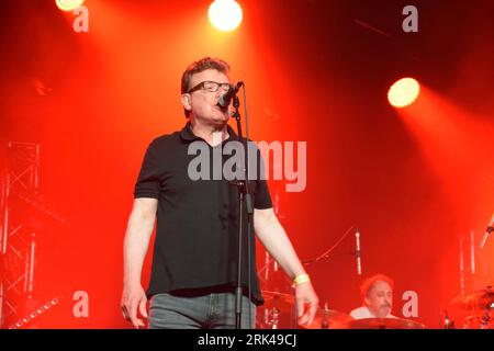 Craig Reid dei The Proclaimers live on stage al Cambridge Folk Festival 2023. Foto Stock