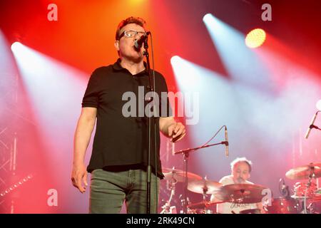 Craig Reid dei The Proclaimers live on stage al Cambridge Folk Festival 2023. Foto Stock