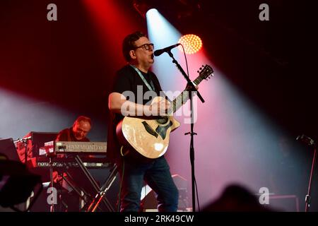 Charlie Reid dei The Proclaimers live on stage al Cambridge Folk Festival 2023. Foto Stock