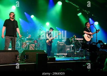 I Proclaimers vivono sul palco del Cambridge Folk Festival 2023. Foto Stock