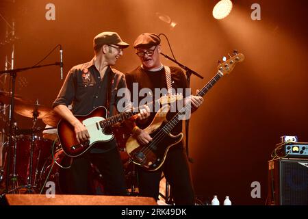 I Proclaimers vivono sul palco del Cambridge Folk Festival 2023. Foto Stock