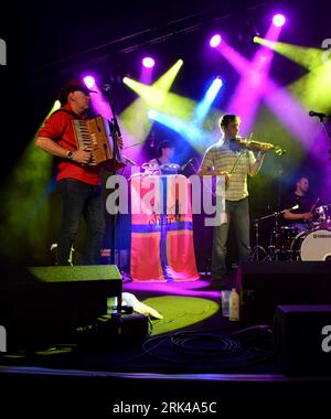 Orkney Folk Band The Chair che si esibisce dal vivo al Cambridge Folk Festival 2023, Inghilterra, Regno Unito. Foto Stock