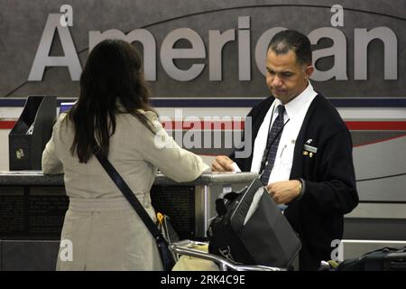 Bildnummer: 53612558  Datum: 19.11.2009  Copyright: imago/Xinhua (091119) -- NEW YORK, Nov. 19, 2009 -- A passenger checks in after the main flight processing system resumes to normal at the La Guardia airport in New York, the United States, Nov. 19, 2009. The Federal Aviation Administration said a glitch in its computer system that caused widespread flight cancellations and delays nationwide Thursday has been fixed. (Xinhua/Liu Xin) (3)US-NEW YORK-AIR FLIGHT PROCESSING SYSTEM-GLITCH PUBLICATIONxNOTxINxCHN Verkehr kbdig xkg 2009 quer  o0 Flughafen, Schalter, American Airlines, Check In    Bild Stock Photo