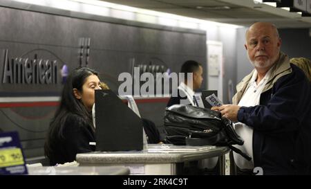 Bildnummer: 53612556 Datum: 19.11.2009 Copyright: imago/Xinhua (091119) -- NEW YORK, 19 novembre 2009 -- Un passeggero effettua il check-in dopo che il sistema principale di elaborazione dei voli riprende alla normalità all'aeroporto la Guardia di New York, negli Stati Uniti, 19 novembre 2009. La Federal Aviation Administration ha detto che un errore nel suo sistema informatico che ha causato cancellazioni e ritardi diffusi a livello nazionale giovedì è stato risolto. (Xinhua/Liu Xin) (1)US-NEW YORK-AIR FLIGHT PROCESSING SYSTEM-GLITCH PUBLICATIONxNOTxINxCHN Verkehr kbdig xkg 2009 quer o0 Flughafen, Schalter, American Airlines, check-in Bildn Foto Stock