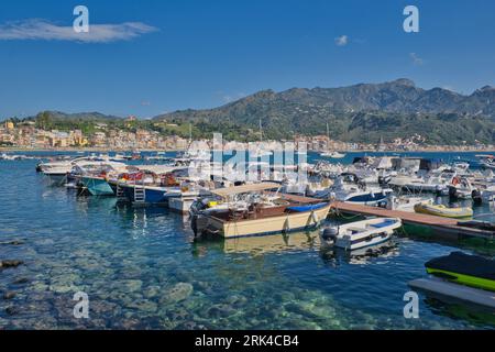 Porticciolo per imbarcazioni, porticciolo di Giardini Naxos, Sicilia, Italia Foto Stock