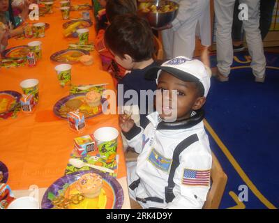 Bildnummer: 53617108 Datum: 30.10.2009 Copyright: imago/Xinhua (091120) -- NEW YORK, 20 novembre 2009 (Xinhua) -- Ashenafi è a scuola a New York, negli Stati Uniti, 30 ottobre 2009. Sarah-Marie Martin e Nick Brophy hanno entrambi 36 anni. Si sposarono il 1 novembre 2003. Vivono a Manhattan, New York, negli Stati Uniti nel 2006, hanno deciso di adottare un bambino e hanno scelto il Gladney Center for Adoption e il suo programma di Etiopia. Adottarono Ashenafi (Ash) nel marzo 2007, ad Addis Abeba, in Etiopia. Martin Ashenafi (Ash) Brophy è nato intorno al 10 settembre 2006 ad Addis Abeba. La sua madre biologica di 13 anni Foto Stock