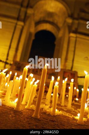 Bildnummer: 53629303 Datum: 26.11.2009 Copyright: imago/Xinhua (091126) -- NUOVA DELHI, 26 novembre 2009 (Xinhua) -- le candele sono accese per commemorare le vittime della carneficina di Mumbai dell'anno scorso nel primo anniversario degli attacchi terroristici di fronte alla porta dell'India a nuova Delhi, capitale dell'India, 26 novembre 2009. Almeno 195 persone sono state uccise e più di 300 altre sono rimaste ferite negli attentati terroristici di Mumbai il 26 novembre 2008. (Xinhua/Partha Sarkar) (gxr) (4)INDIA-NUOVA DELHI-MUMBAI ATTACCHI TERRORISTICI-ANNIVERSARIO PUBLICATIONxNOTxINxCHN Demo Protest Mahnwache Gedenken Terror Terroranschlag Kbdig xdp 20 Foto Stock