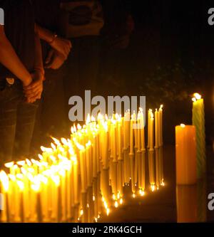 Bildnummer: 53629309 Datum: 26.11.2009 Copyright: imago/Xinhua (091127) -- MUMBAI, 27 novembre 2009 (Xinhua) -- le candele sono accese per commemorare le vittime della carneficina di Mumbai dello scorso anno nel primo anniversario degli attacchi terroristici di fronte alla porta dell'India a nuova Delhi, capitale dell'India, 26 novembre 2009. Almeno 195 persone sono state uccise e più di 300 altre sono rimaste ferite negli attentati terroristici di Mumbai il 26 novembre 2008. (Xinhua/Partha Sarkar) (ypf) (5)INDIA-NUOVA DELHI-MUMBAI ATTACCHI TERRORISTICI-ANNIVERSARIO PUBLICATIONxNOTxINxCHN Demo Protest Mahnwache Gedenken Terror Terroranschlag Kbdig xdp 2009 Foto Stock