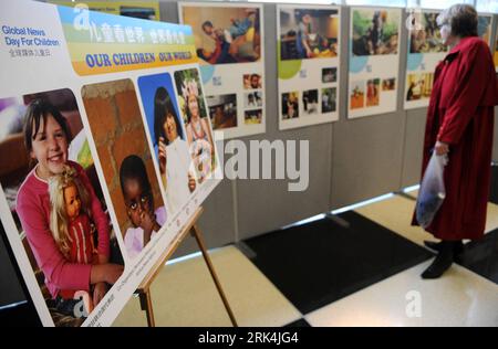 Bildnummer: 53636467 Datum: 30.11.2009 Copyright: imago/Xinhua A Lady Views the Photos during the Our Children Our World Photo Exhibition at the UN Headquarters in New York, USA, 30 novembre 2009. La mostra fotografica, sponsorizzata congiuntamente dall'agenzia di stampa Xinhua e dalla missione permanente della Cina presso le Nazioni Unite in occasione della giornata universale dei bambini del 20 novembre, è chiusa qui lunedì. Ha esposto 26 gruppi di circa 100 foto che mostrano la vita quotidiana dei bambini di varie razze e paesi. (Xinhua/Shen Hong) (gxr) (2)U.S.-un-CHILDREN PHOTO EXHIBITION-CLOSE PUBLICATIONxNOTxINxCHN Ausstellung kbd Foto Stock