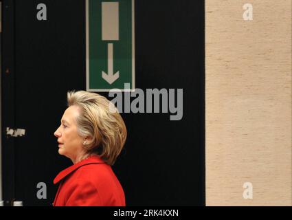 Bildnummer: 53645152  Datum: 04.12.2009  Copyright: imago/Xinhua (091204) -- BRUSSELS, Dec. 4, 2009 (Xinhua) -- United States Secretary of State Hillary Clinton arrives for the foreign ministers meeting of NATO countries and non-NATO contributors to the International Security Assistance Force (ISAF) in Afghanistan, at the NATO headquarters in Brussels, capital of Belgium, Dec. 4, 2009. (Xinhua/Wu Wei) (zx) (3)BELGIUM-BRUSSELS-NATO-AFGHANISTAN-ISAF PUBLICATIONxNOTxINxCHN People Politik kbdig xmk 2009 quer  o0 Außenministertreffen, Gipfel, Außenminister o00 Frisur, kurios, Pfeil    Bildnummer 53 Stock Photo