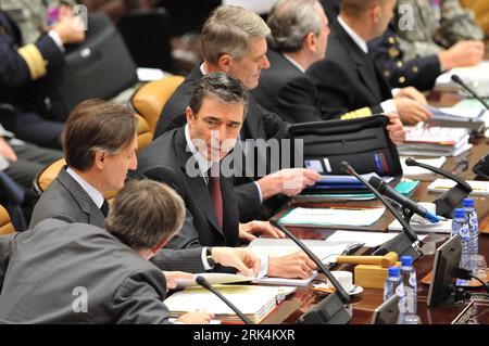 Bildnummer: 53645150  Datum: 04.12.2009  Copyright: imago/Xinhua (091204) -- BRUSSELS, Dec. 4, 2009 (Xinhua) -- NATO Secretary General Anders Fogh Rasmussen talks with participants during the foreign ministers meeting of NATO countries and non-NATO contributors to the International Security Assistance Force (ISAF) in Afghanistan, at the NATO headquarters in Brussels, capital of Belgium, Dec. 4, 2009. (Xinhua/Wu Wei) (zx) (2)BELGIUM-BRUSSELS-NATO-AFGHANISTAN-ISAF PUBLICATIONxNOTxINxCHN People Politik kbdig xmk 2009 quer o0 Außenministertreffen, Gipfel Außenminister    Bildnummer 53645150 Date 0 Stock Photo