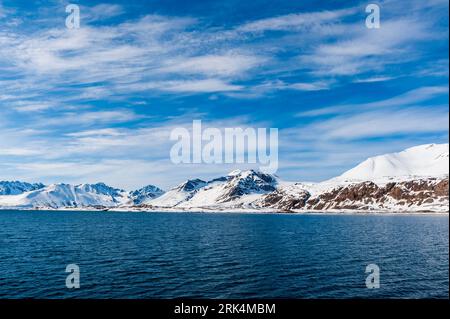 Ghiacciaio di Monaco al largo delle acque dell'Oceano Artico. Ghiacciaio di Monaco, Isola di Spitsbergen, Svalbard, Norvegia. Foto Stock