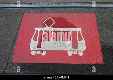 Segnale di avvertimento rosso e bianco per una pista del tram in Germania Foto Stock