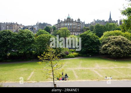 East Princes Street Gardens guardando verso le parti di Edimburgo, Scozia, Regno Unito. Foto Stock