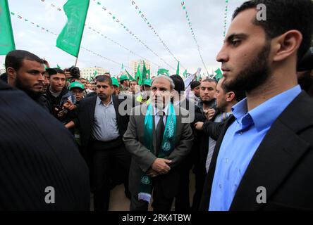 Bildnummer: 53665895  Datum: 14.12.2009  Copyright: imago/Xinhua Senior Hamas leader Mahmoud Zahar (C) arrives to attend a rally marking the Islamic movement s 22nd anniversary in Gaza City, Dec. 14, 2009. Deposed Hamas prime minister Ismail Haneya called on in the rally that all factions to form a large national accordance government to end the status of division among the Palestinians. (Xinhua/Wissam Nassar) (gj) (5)PALESTINE-GAZA-HAMAS-RALLY-ANNIVERSARY PUBLICATIONxNOTxINxCHN Demo People Politik kbdig xub 2009 quer    Bildnummer 53665895 Date 14 12 2009 Copyright Imago XINHUA Senior Hamas L Stock Photo