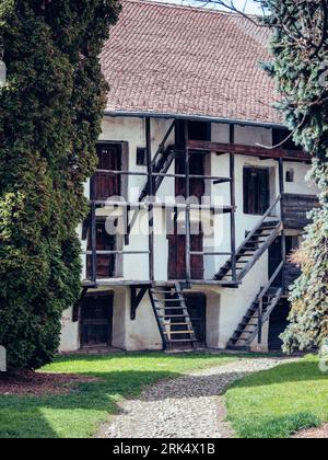 Una vecchia casa di legno a due piani, caratterizzata da una scala esterna che conduce al secondo piano Foto Stock