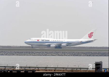 Bildnummer: 53678193  Datum: 19.12.2009  Copyright: imago/Xinhua (091219) -- MACAO, Dec. 19, 2009 (Xinhua) -- The plane carrying Chinese President Hu Jintao arrives at Macao International Airport in Macao Special Administrative Region(SAR) in south China Dec. 19, 2009. Hu Jintao arrives in Macao SAR on Saturday to attend the ceremony marking the 10th anniversary of Macao s return to the motherland that falls on Dec. 20. (Xinhua/Lui Siu Wai) (zl) (1)CHINA-MACAO SAR-HU JINTAO-ARRIVAL-ANNIVERSARY PUBLICATIONxNOTxINxCHN Wirtschaft Verkehr Luftfahrt Air China Flugzeug kbdig xmk 2009 quer o00 People Foto Stock