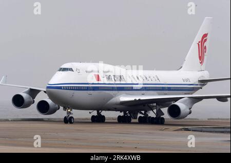 Bildnummer: 53678194  Datum: 19.12.2009  Copyright: imago/Xinhua (091219) -- MACAO, Dec. 19, 2009 (Xinhua) -- The plane carrying Chinese President Hu Jintao arrives at Macao International Airport in Macao Special Administrative Region(SAR) in south China Dec. 19, 2009. Hu Jintao arrives in Macao SAR on Saturday to attend the ceremony marking the 10th anniversary of Macao s return to the motherland that falls on Dec. 20. (Xinhua/Song Zhenping) (zl) (2)CHINA-MACAO SAR-HU JINTAO-ARRIVAL-ANNIVERSARY PUBLICATIONxNOTxINxCHN Wirtschaft Verkehr Luftfahrt Air China Flugzeug kbdig xmk 2009 quer  o00 Peo Foto Stock