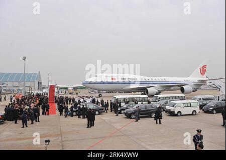 Bildnummer: 53678195 Datum: 19.12.2009 Copyright: imago/Xinhua (091219) -- MACAO, 19 dicembre 2009 (Xinhua) -- l'aereo che trasporta il presidente cinese Hu Jintao arriva all'aeroporto internazionale di Macao nella regione amministrativa speciale (SAR) di Macao nel sud della Cina 19 dicembre 2009. HU Jintao arriva nella RAS di Macao sabato per assistere alla cerimonia che segna il decimo anniversario del ritorno di Macao nella madrepatria che cade il 20 dicembre. (Xinhua/lui Siu Wai) (zl) (3)CINA-MACAO sar-HU JINTAO-ARRIVAL-ANNIVERSARY PUBLICATIONxNOTxINxCHN Wirtschaft Verkehr Luftfahrt Air China Flugzeug kbdig xmk 2009 quer o00 Peopl Foto Stock