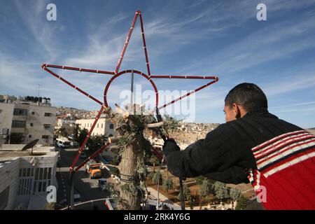 Bildnummer: 53679505 Datum: 19.12.2009 Copyright: imago/Xinhua (091220)--BETLEMME, 20 dicembre 2009 (Xinhua) -- Un operaio municipale palestinese decora il principale albero di Natale nella città di Beit Sahour vicino a Betlemme il 19 dicembre 2009, 4 giorni prima del Natale. Decine di pellegrini cristiani si stanno preparando a riunirsi nel tradizionale luogo di nascita di Gesù Cristo in Cisgiordania per celebrare il Natale. (Xinhua/Luay Sababa) (yy) (2)BETLEMME-ALBERO DI NATALE PUBLICATIONxNOTxINxCHN Palästina Gesellschaft Religion Christentum Weihnachten kbdig xcb 2009 quer premiumd o0 Deko, Weihnachtsde Foto Stock