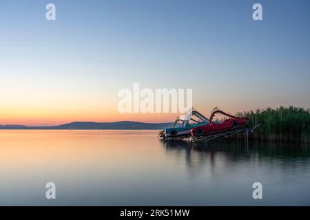 Divertente attività in barca a remi al tramonto con uno scivolo sul lago Balaton in Ungheria Foto Stock