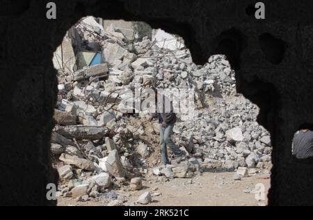 Bildnummer: 53687778  Datum: 26.12.2009  Copyright: imago/Xinhua (091227) -- GAZA, Dec. 27, 2009 (Xinhua) -- A Palestinian walks amid the rubble of houses destroyed during the 22-day Israeli military offensive on the Gaza Strip, which ended on Jan. 18, in Rafah refugee camp, southern Gaza Strip, Dec. 26, 2009. Israel launched a offensive about one year ago to stop rocket and mortar attacks on its southern communities, leaving some 1,400 Palestinians killed. (Xinhua/Khaled Omar) (gj) (6)GAZA-ISRAEL-DAILY LIFE PUBLICATIONxNOTxINxCHN Politik israelische Militäroffensive kbdig xmk 2009 quer  o0 Pa Stock Photo