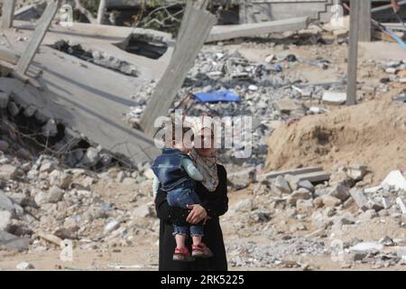 Bildnummer: 53687780 Datum: 26.12.2009 Copyright: imago/Xinhua (091227) - GAZA, 27 dicembre 2009 (Xinhua) - Una donna palestinese cammina tra le macerie di case distrutte durante l'offensiva militare israeliana di 22 giorni sulla Striscia di Gaza, che si è conclusa il 18 gennaio, nel campo profughi di Rafah, nella Striscia di Gaza meridionale, 26 dicembre 2009. Israele ha lanciato un'offensiva circa un anno fa per fermare gli attacchi missilistici e mortai contro le sue comunità meridionali, lasciando uccisi circa 1.400 palestinesi. (Xinhua/Khaled Omar) (gj) (1)GAZA-ISRAELE-DAILY LIFE PUBLICATIONxNOTxINxCHN Politik israelische Militäroffensive kbdig xmk 2009 quer Foto Stock