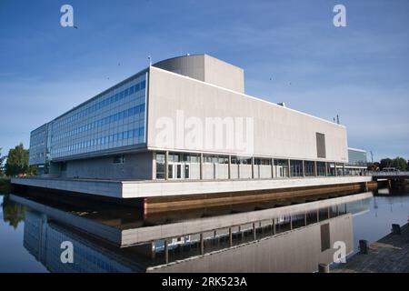 Paesaggio estivo, l'edificio del teatro di Oulu, Finlandia Foto Stock