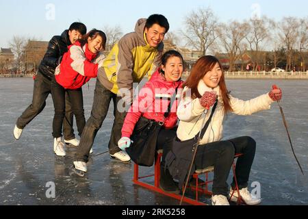 Bildnummer: 53688030 Datum: 27.12.2009 Copyright: imago/Xinhua (091228) -- PECHINO, 28 dicembre 2009 (Xinhua) -- Un gruppo di giovani si diverte a pattinare sul ghiaccio al Zizhuyuan Park di Pechino, 27 dicembre 2009. I cittadini si sciamano per godersi le attività all'aperto per il piacere invernale a Pechino, mentre le temperature continuavano ad abbassarsi. (Xinhua/li Wenming) (px) (3)CINA-PECHINO-WINTER PLEASURE-ICE SKATING(CN) PUBLICATIONxNOTxINxCHN Jahreszeit Winter Asien kbdig xmk 2009 quer o0 Jugend, Freude o00 Schlitten fahren Eis zugefroren vedere Bildnummer 53688030 Date 27 12 2009 Copyright Imago XINHUA Beijin Foto Stock