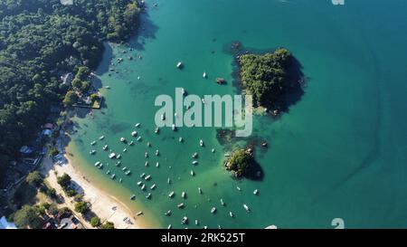 Vista aerea di un'isola tropicale e di una baia isolata a Ilha grande, Rio de Janeiro Foto Stock