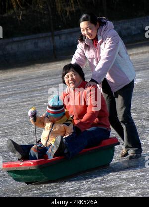 Bildnummer: 53688029 Datum: 27.12.2009 Copyright: imago/Xinhua (091228) -- PECHINO, 28 dicembre 2009 (Xinhua) -- adulti e bambini si divertono a pattinare sul ghiaccio al Zizhuyuan Park di Pechino, 27 dicembre 2009. I cittadini si sciamano per godersi le attività all'aperto per il piacere invernale a Pechino, mentre le temperature continuavano ad abbassarsi. (Xinhua/li Wenming) (px) (1)CHINA-BEIJING-WINTER PLEASURE-ICE SKATING(CN) PUBLICATIONxNOTxINxCHN Jahreszeit Winter Asien kbdig xmk 2009 hoch o0 Jugend, Freude o00 Schlitten fahren Eis zugefroren vedere Bildnummer 53688029 Date 27 12 2009 Copyright Imago XINHUA Beij Foto Stock