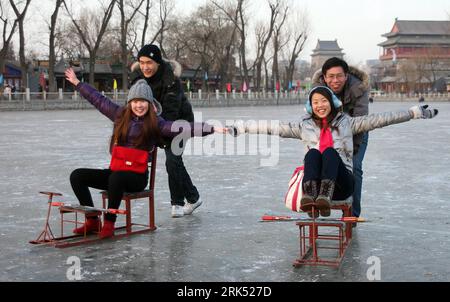 Bildnummer: 53688028 Datum: 27.12.2009 Copyright: imago/Xinhua (091228) -- PECHINO, 28 dicembre 2009 (Xinhua) -- giovani divertiti a pattinare sul ghiaccio al Zizhuyuan Park di Pechino, 27 dicembre 2009. I cittadini si sciamano per godersi le attività all'aperto per il piacere invernale a Pechino, mentre le temperature continuavano ad abbassarsi. (Xinhua/li Wenming) (px) (2)CHINA-BEIJING-WINTER PLEASURE-ICE SKATING(CN) PUBLICATIONxNOTxINxCHN Jahreszeit Winter Asien kbdig xmk 2009 quer o0 Jugend, Freude o00 Schlitten fahren Eis zugefroren vedere Bildnummer 28 Date 27 12 2009 Copyright Imago XINHUA Beijing DEC 53688028 20 Foto Stock