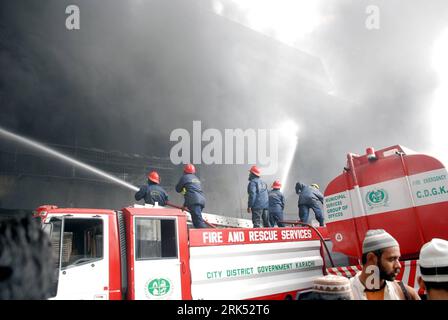 Bildnummer: 53690155 Datum: 28.12.2009 Copyright: imago/Xinhua (091229) -- KARACHI, 29 dicembre 2009 (Xinhua) -- i pompieri hanno spento un incendio sul sito di un attentato suicida nella città sud pakistana di Karachi, 28 dicembre 2009. Almeno 20 sono stati uccisi e altri 30 sono rimasti feriti in un attacco suicida alla processione religiosa dei musulmani sciiti qui lunedì, le folle arrabbiate hanno poi dato fuoco agli edifici e alle auto nelle vicinanze per il loro disappunto. (Xinhua/Anwar Abbas) (cy) (3)PAKISTAN-KARACHI-SUICIDIO ATTACK-ARSON PUBLICATIONxNOTxINxCHN Pakistan Anschlag Bombenanschlag Selbstmordanschlag kbdig Foto Stock