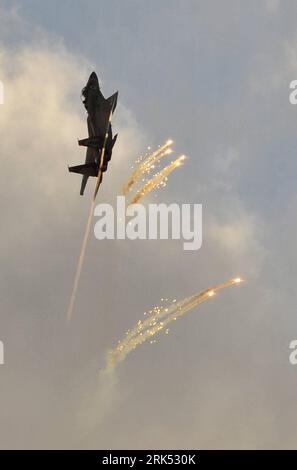 Bildnummer: 53691024 Datum: 29.12.2009 Copyright: imago/Xinhua (091229) - BE ER SHEVA, 29 dicembre 2009 (Xinhua) - An Israeli Air Force (IAF) F15I si esibisce durante la cerimonia di laurea della IAF Pilot Training School presso la base aerea di Hatzerim, fuori Beer Sheva, nel sud di Israele, 29 dicembre 2009. (Xinhua/Yin Bogu) (gxr) (2)ISRAELE-AIR FORCE-PILOTS-GRADUATION-AIR SHOW PUBLICATIONxNOTxINxCHN Militär Israel Luftwaffe Air Show kbdig xcb 2009 hoch o0 F 15I F15 i Kampfflugzeug Staat Flugschau o00 Objekte Bildnummer 53691024 29 2009 Date 29 12 2009 Copyright Imago XINHUA SHINHUA Israel Foto Stock