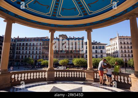 Pamplona, Spagna - 31 luglio 2022: Veduta della piazza chiamata Plaza del Castillo con il tipico chiosco Foto Stock