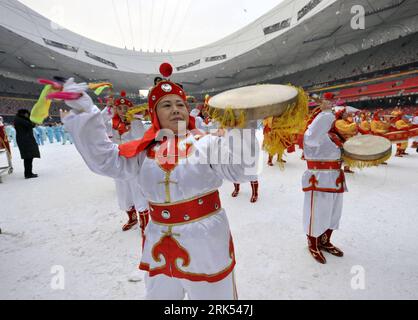 Bildnummer: 53693430 Datum: 01.01.2010 Copyright: imago/Xinhua (100101) -- PECHINO, 1 gennaio 2010 (Xinhua) -- esibire la danza tradizionale della batteria al National Stadium, o al Bird S Nest , a Pechino, 1 gennaio 2010. La cerimonia di apertura dell'attività di body building a livello nazionale del distretto di Chaoyang a Pechino si è tenuta qui, in cui una squadra di 2010 persone ha eseguito sport tradizionali di body building come Taiji, danza dei tifosi. (Xinhua/Jin Shuo) (Ly) (6)CHINA-BEIJING-NATIONWIDE-BODY-BUILDING (CN) PUBLICATIONxNOTxINxCHN Eröffnung Eröffnungsfeier Peking kbdig xcb 2010 quer Bildnummer 53693430 Data 01 01 2010 Copyrig Foto Stock