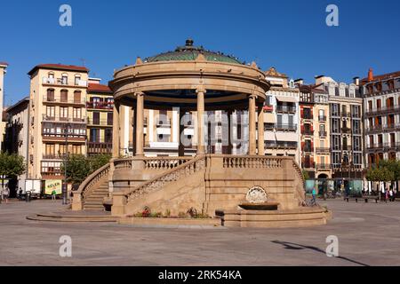 Pamplona, Spagna - 2 agosto 2022: Monumento al Padiglione nella piazza del castello nel centro storico di Pamplona Foto Stock