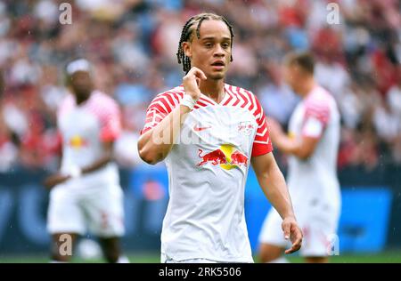 Fussball, Bundesliga, Deutschland, Herren, Saison 2023/2024, 1) Spieltag, BayArena Leverkusen, Bayer Leverkusen - RB Leipzig 3:2; Xavi Simons (RBL). Aktion, Einzelbild. LE NORMATIVE DFB/DFL VIETANO L'USO DI FOTOGRAFIE COME SEQUENZE DI IMMAGINI E/O QUASI-VIDEO Foto Stock