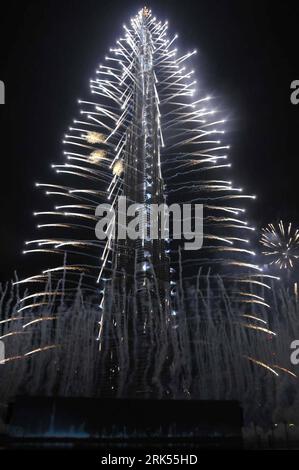 Bildnummer: 53700927 Datum: 04.01.2010 Copyright: imago/Xinhua -- DUBAI, 4 gennaio 2010 (Xinhua) -- i fuochi d'artificio esplodono intorno alla torre Burj Khalifa durante la sua cerimonia di apertura a Dubai, negli Emirati Arabi Uniti, 4 gennaio 2010. La torre Burj Khalifa alta 828 metri, intitolata al presidente degli Emirati Arabi Uniti e sovrano dell'emirato di Abu Dhabi, lo sceicco Khalifa bin Zayed al-Nahayan, ha aperto lunedì. (Xinhua/an Jiang) (zw) (1)EAU-DUBAI-BURJ KHALIFA-OPENING PUBLICATIONxNOTxINxCHN VAE Vereinigte Arabaische Emirate Einweihung Eröffnung Wolkenkratzer Gebäude kbdig xub 2010 hoch kurios o0 Feuerwerk o00 außen, Foto Stock