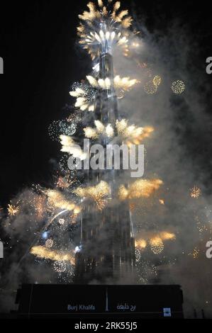 Bildnummer: 53700926 Datum: 04.01.2010 Copyright: imago/Xinhua -- DUBAI, 4 gennaio 2010 (Xinhua) -- i fuochi d'artificio esplodono intorno alla torre Burj Khalifa durante la sua cerimonia di apertura a Dubai, negli Emirati Arabi Uniti, 4 gennaio 2010. La torre Burj Khalifa alta 828 metri, intitolata al presidente degli Emirati Arabi Uniti e sovrano dell'emirato di Abu Dhabi, lo sceicco Khalifa bin Zayed al-Nahayan, ha aperto lunedì. (Xinhua/an Jiang) (zw) (3)EAU-DUBAI-BURJ KHALIFA-OPENING PUBLICATIONxNOTxINxCHN VAE Vereinigte Arabaische Emirate Einweihung Eröffnung Wolkenkratzer Gebäude kbdig xub 2010 hoch kurios o0 Feuerwerk o00 außen, Foto Stock