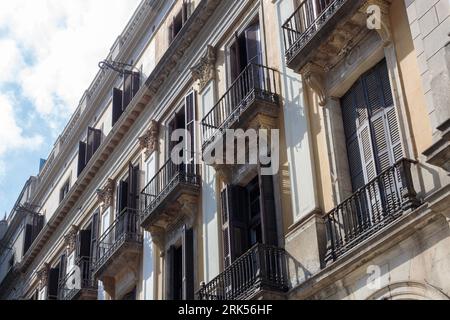 Facciata storica con balconi di una delle case di proprietà di Barcellona, Foto Stock