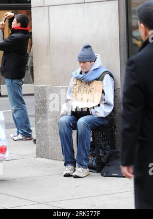 Bildnummer: 53714470  Datum: 08.01.2010  Copyright: imago/Xinhua (100108) -- NEW YORK, Jan. 8, 2010 (Xinhua) -- A homeless man cadges in Manhattan, New York, the U.S., Jan. 8, 2010. The U.S. unemployment rate remained unchanged at 10 percent in December 2009, matching economists expectations, according to Labor Department figures released Friday. (Xinhua/Shen Hong) (gxr) (2)U.S.-NEW YORK-UNEMPLOYMENT RATE PUBLICATIONxNOTxINxCHN Gesellschaft Armut kbdig xkg 2010 hoch o0 Bettler Betteln Schilder    Bildnummer 53714470 Date 08 01 2010 Copyright Imago XINHUA  New York Jan 8 2010 XINHUA a Home Man Stock Photo