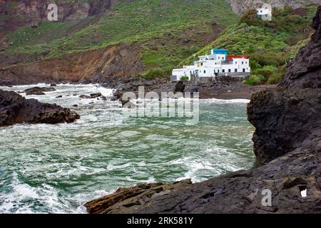 Spiaggia nera vulcanica e case di pesca colorate, Roque Bermejo, Tenerife, Isole Canarie, Spagna Foto Stock